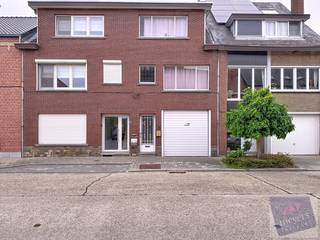 Op zoek naar een woning die je volledig naar je eigen smaak kunt inrichten, op een centrale locatie in Hasselt? Ontdek deze ruime eengezinswoning van 159 m² (volgens EPC) op een perceel van 2a 9ca, gelegen in de Vijversstraat 101.<br /><br /><strong>Ligging</strong><br />De woning geniet van een gunstige en rustige ligging, op korte afstand van het centrum van Hasselt, scholen, winkels, openbaar vervoer en de Corda-campus. Ook de oprit naar de E313 is vlot bereikbaar, waardoor je in geen tijd richting Genk, Leuven of Antwerpen rijdt. De Vijversstraat combineert een residentiële sfeer met een praktische bereikbaarheid — ideaal voor wie comfort en mobiliteit belangrijk vindt.<br /><br /><strong>Indeling</strong><br />Op het gelijkvloers vind je een inpandige garage met rechtstreekse toegang tot de achterliggende tuin, een handige troef voor fietsen of tuinmateriaal. De inkomhal met trap leidt naar de eerste verdieping, waar een lichtrijke woonkamer, eetkamer, keuken met toegang tot een balkon en een badkamer zich bevinden. Op de tweede verdieping zijn er twee volwaardige slaapkamers.<br /><br /><strong>Renovatie en mogelijkheden</strong><br />De woning beschikt momenteel over een EPC-label F (719 kWh/m²jaar) en dient gerenoveerd te worden. Dit biedt echter een uitstekende kans om een woning op maat te creëren én te genieten van de huidige premies en fiscale voordelen die de Vlaamse overheid voorziet bij energetische renovaties. Denk aan de Mijn VerbouwPremie, de EPC-labelpremie en eventueel de Mijn VerbouwLening. Na renovatie kan de woning niet alleen in waarde stijgen, maar ook een aantrekkelijk wooncomfort en energiezuinigheid bieden.<br /><br /><strong>Troeven op een rij</strong>
<ul>
<li>Centrale ligging nabij het centrum van Hasselt</li>
<li>Ruim bewoonbare oppervlakte van 159 m²</li>
<li>Garage met directe toegang tot de tuin</li>
<li>Volop renovatiemogelijkheden met financiële steunmaatregelen</li>
<li>Perfect voor starters of investeerders die willen renoveren</li>
</ul>
Laat je inspireren door het potentieel van deze woning en maak er jouw nieuwe (t)huis van.<br /><br />📞 Interesse? Contacteer Meyers Vastgoed voor meer informatie of een bezoek ter plaatse.