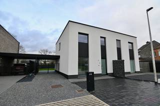 Ontdek deze prachtigen instapklare moderne nieuwbouwwoning gelegen in een rustige doodlopende straat met een uitstekende bereikbaarheid...