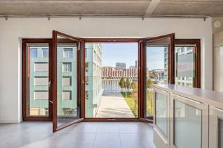 <p><br />Op een absolute toplocatie op het <strong>Eilandje</strong> bevindt zich dit uitzonderlijke loftappartement in een<strong> karaktervol brutalistisch gebouw</strong>. Het appartement combineert een <strong>hoge afwerkingsgraad</strong> met een doordachte architectuur, een <strong>prachtig zicht op het water </strong>en een bijzonder aangename lichtinval.<br />Een extra bijzondere troef: er worden twee identieke appartementen, recht boven elkaar, te koop aangeboden. Dit creëert een uitzonderlijke opportuniteit voor wie twee woonentiteiten dicht bij elkaar wil combineren, met behoud van ieders volledige privacy en zelfstandigheid. Ideaal voor generatiewonen, twee bevriende koppels, familieleden of wie wonen en werken graag wil combineren. <br />Het gebouw en het appartement zijn bovendien rolstoelvriendelijk, wat de woning geschikt maakt voor een brede doelgroep en zorgt voor een bijzonder comfortabele toegankelijkheid.<br /><br /><strong>Indeling</strong><br />Het appartement is zowel op energetisch als op bouwtechnisch vlak doordacht ontworpen en biedt dankzij de open structuur bovendien flexibele mogelijkheden qua indeling.<br />De open leefruimte wordt gekenmerkt door een lichte woonkamer die naadloos overgaat in de volledig geïnstalleerde keuken. Vanuit de leefruimte geniet je van een <strong>prachtig en rustgevend zicht op het Kattendijkdok</strong>. Het zichtbare betonnen plafond geeft het interieur een uitgesproken architecturale uitstraling en vormt een mooi contrast met de warme afwerking.<br />De slaapkamer biedt een serene plek om volledig tot rust te komen. Aansluitend bevindt zich een <strong>gezellig terras</strong>, dat visueel bij de leefruimte wordt betrokken door het betegelde gangpad. Hier geniet je van de namiddag- en avondzon. De moderne badkamer is uitgerust met een ligbad, douche en aansluitingen voor wasmachine en droogkast.<br /><br /><strong>Bijzonderheden</strong></p>
<ul>
<li>Energielabel A – zeer goed geïsoleerd.</li>
<li>Rolstoelvriendelijk, appartement en gebouw.</li>
<li>Prachtig zicht op het water - Terras met namiddag- en avondzon.</li>
<li>Hoge afwerkingsgraad - Massieve parketvloer - Massieve inkomdeur met driepunts slotbeveiliging.</li>
<li>Instapklaar.</li>
<li>Mogelijkheid om twee identieke appartementen boven elkaar te verwerven - uitermate geschikt voor generatiewonen, duowonen of een combinatie van wonen en werken.</li>
</ul>
<p> </p>