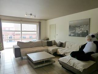 In een kleinschalig appartementsblokje vinden we dit verzorgd appartement....We komen het gebouw binnen en via de trap gaan we naar de eerste...