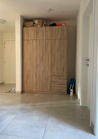 Dit recente en energiezuinige appartement is gelegen op wandelafstand van het OLV - ziekenhuis en op fietsafstand van de Grote Markt van Aalst. Het appartement bevindt zich op de eerste verdieping in een gebouw met lift. Via de inkomhal met apart toilet bereikt men het ruime leefgedeelte met geïnstalleerde keuken voorzien van alle comfort en aanpalende bergruimte. De grote raampartijen in de leefruimte geven rechtstreekse toegang tot het zuidgerichte terras. Verder beschikt het appartement over twee slaapkamers en een badkamer met enkele wastafel en ligbad met douchefunctie. Achter het gebouw is een gemeenschappelijke fietsenberging, vuilnisberging aanwezig alsook een private afgesloten garagebox dewelke kan gehuurd worden voor 75 EUR/maand. Dit ruime moderne appartement is ideaal voor wie op zoel is naar energiezuinigheid in combinatie met kwalitatief wonen. Huurprijs: 875 EUR/maand + 50 EUR/ maand gemeenschappelijke lasten.