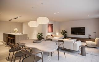 Bijzonder ruim appartement op de gelijkvloerse verdieping van een nieuwe residentie gelegen in de Bondgenotenlaan 27-29 te Heist-aan-Zee. Het appartement beschikt over twee slaapkamers, een schitterende leefruimte en het genot van een mooi tuintje met terrassen. Er kan een parkeerplaats aangekocht worden in het gebouw. De ligging is centraal, vlakbij alle winkels, bij het station en op wandelafstand van het strand. <br /><br />De leefruimte met de open en ingerichte keuken vormt het hart van het appartement. Zeven meter gevelbreedte met grote raampartijen naar de tuin en het zonneterras. Verder beschikt het appartement over 2 slaapkamers, een ingerichte badkamer, een ruime berging/wasplaats en een een afzonderlijk toilet. <br /><br />Gemeenschappelijke fietsenberging inbegrepen en indien gewenst kan u een parking kopen achteraan het gebouw. <br /><br />Energiezuinig wonen, conform de hedendaagse normen. Aankopen aan 6 % BTW is mogelijk. <br /><br />Voor meer informatie of inzage in de plannen, contacteer Willem Cauwels op tel 050.89.27.70. <br /><br /><br />.