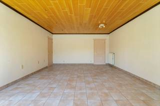 Dit gezellige huisje is gelegen in het Rekhof, in het hartje van Poperinge, in de nabijheid van alle nodige voorzieningen. Parkeren kan er in de straat.<br /><br />Indeling:<br /><br />* Gelijkvloers 0:<br />- gedeelde inkomhal<br />- ruime woonkamer<br />- keuken uitgerust met een dubbele spoelbak, gasfornuis met dampkap en dubbele spoelbak<br />- ruime eetkamer<br />- 2 bergingen<br />- badkamer voorzien van wastafel in meubel, ligbad met douchefunctionaliteit en aansluiting voor een wasmachine<br />- apart toilet<br /><br />* Verdieping +1:<br />- nachthal met ingemaakte kast<br />- 2 slaapkamers waarvan 1 met een apart toilet<br />- zolderruimte<br /><br />=> Beschikbaar vanaf 1/10/2026