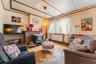Voor meer info en foto’s, surf naar www.swevers.be – In een rustige woonomgeving in Koersel vinden we deze open bebouwing met veel potentieel. De woning werd gebouwd in 1954 en beschikt over een bewoonbare oppervlakte van 151 m². Ze bevindt zich in op te frissen staat, maar dankzij het vernieuwde en geïsoleerde dak van 2020 en de recent vernieuwde ramen van 2024 is er al een sterke basis aanwezig om verder op te bouwen naar hedendaags wooncomfort. Via de inkomhal bereikt men de verschillende ruimtes op het gelijkvloers. De woonkamer van 27,79 m² vormt het hart van de woning en biedt voldoende plaats voor een gezellige zithoek en eetkamer. Aansluitend ligt de keuken van 8,88 m², die praktisch ingericht kan worden. Verder zijn er op het gelijkvloers nog een wasruimte, een badkamer met douche, een apart toilet en een extra kamer die perfect dienst kan doen als slaapkamer, bureau of hobbyruimte. Op de eerste verdieping zijn er twee slaapkamers van 14,70 m² en 8,85 m², aangevuld met een handige bergruimte. Ook de zolder van ongeveer 27 m² en de kelder van 10 m² zorgen voor extra opslagmogelijkheden. De woning ligt op een perceel van circa 9 are 25 ca met een zuidgerichte tuin, ideaal om volop van de zon te genieten. Scholen, openbaar vervoer, winkels, restaurants en sportfaciliteiten bevinden zich bovendien op korte afstand. Een interessante kans voor wie ruimte, licht en mogelijkheden zoekt. Voor meer informatie, bel 011 255 155. Bron bewoonbare oppervlakte: EPC – verslag.