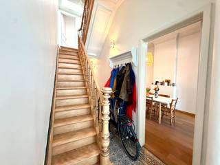 Op zoek naar een karaktervol pand in de Limburgse hoofdstad? Dit herenhuis in Hasselt combineert historische charme met een aangenaam wooncomfort en beschikt over een gunstig EPC-label C. Gelegen aan de Thonissenlaan geniet u hier van een uitstekende bereikbaarheid. Het pand is volledig instapklaar, waardoor u hier meteen uw intrek kunt nemen. Scholen, winkels en het openbaar vervoer bevinden zich allemaal op wandelafstand. Een extra troef is het terras waar u in alle rust van de buitenlucht kunt genieten, midden in de stad.<br /><br />Indeling: <br /><br />Gelijkvloers: <br />- Inkomhal<br />- Woonkamer<br />- Eetkamer<br />- Keuken <br />- Berging<br />- Waskamer<br />- Terras <br /><br />Verdiep +1: <br />- Slaapkamer <br />- Berging/dressing <br /><br />Verdiep +2: <br />- Slaapkamer <br />- Badkamer <br /><br />Verdiep +3: <br />- Slaapkamer <br />- Badkamer <br /><br />Verdiep +4: <br />- Zolderkamer <br /><br />De snelste manier om een bezoek te brengen aan deze woning ? Vraag je bezoek aan via de rode knop op onze website (www.dewaele.com).<br /><br />Telefonisch kunnen er geen afspraken gemaakt worden. Bij andere vragen kun je ons telefonisch contacteren via 011 30 50 50.<br /><br />Tot binnenkort
