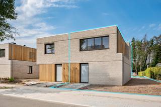 <p><strong>Energiezuinige BEN-nieuwbouwwoning met 3 slaapkamers, staanplaats en zonnige tuin</strong></p>
<p>Deze kwalitatieve <strong>BEN-nieuwbouwwoning</strong> combineert hedendaags wooncomfort met een energiezuinige afwerking en een doordachte indeling. Dankzij de <strong>open leefruimte</strong>, <strong>drie volwaardige slaapkamers</strong>, een <strong>volledig omheinde tuin</strong> en de nieuwste duurzame technieken geniet deze woning van alle comfort voor vandaag én morgen.</p>
<p><strong>Gelijkvloerse verdieping<br /></strong>- <strong>Inkomhal</strong> met apart gastentoilet<br />- <strong>Praktische berging<br /></strong>- <strong>Moderne open keuken</strong> die naadloos aansluit op de eetkamer en de lichtrijke leefruimte<br />- <strong>Ruime leefruimte</strong> met directe toegang tot het terras en de tuin</p>
<p><strong>Eerste verdieping<br /></strong>- <strong>Nachthal<br /></strong>-<strong> Drie volwaardige slaapkamers<br /></strong>-<strong> Badkamer</strong> voorzien van bad, douche, dubbele lavabo en toilet</p>
<p><strong>Tuin en buitenruimte<br /></strong>- <strong>Volledig omheinde tuin</strong> met aangelegd terras<br />- <strong>Voorziening voor een robotmaaier<br /></strong>- <strong>Eigen parkeerplaats<br /></strong>- <strong>Praktische tuinberging</strong>, ideaal voor fietsen en vuilniscontainers</p>
<p><strong>Bijzonderheden<br /></strong>-<strong> BEN-woning</strong> met een <strong>E-peil lager dan 20<br /></strong>- <strong>Energiezuinig</strong> en <strong>toekomstgericht wonen<br /></strong>- <strong>Lichtrijke leefruimte</strong> met open keuken<br />- <strong>Drie volwaardige slaapkamers<br /></strong>- <strong>Volledig omheinde tuin<br /></strong>- <strong>Eigen parkeerplaats</strong> en praktische <strong>berging<br /></strong>- <strong>Vloerverwarming</strong> in combinatie met een <strong>warmtepomp<br /></strong>- <strong>Zonnepanelen<br /></strong>- <strong>Ventilatiesysteem D</strong> met warmterecuperatie</p>
<p><strong>Ligging<br /></strong>Gelegen op een rustige locatie met een vlotte verbinding naar winkels, scholen, openbaar vervoer en belangrijke invalswegen. Bovendien bevindt de woning zich <strong>op korte afstand van de Nederlandse grens</strong> en <strong>nabij de autosnelweg</strong>, waardoor zowel Antwerpen als Breda en de omliggende gemeenten vlot bereikbaar zijn. Een ideale uitvalsbasis voor wie comfortabel en energiezuinig wil wonen in een aangename woonomgeving.</p>
<p><strong>Een instapklare BEN-nieuwbouwwoning waar duurzaamheid, comfort en een kwalitatieve afwerking perfect samenkomen. De ideale keuze voor wie zorgeloos wil genieten van een energiezuinige thuis.</strong></p>
<p></p>