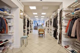 Opbrengsteigendom met handelsruimte van ca. 96 m² in het centrum van Kortenberg ingericht met een keuken, bureelruimte, een terras/tuintje en kelders. Deze commerciële ruimte is uitgerust met dubbel glas, centrale verwarming op gas en airconditioning. Grote etalage aan de straatzijde met automatische gestuurde zonnewering in functie van zon en wind. EPC-label D. <br />Op de eerste en tweede verdieping bevindt zich een duplex appartement met een aparte ingang. Het appartement beschikt over drie slaapkamers, een woon- en eetkamer, een ingerichte keuken, een wasruimte met dressing en een badkamer met ligbad/douche, kelder. EPC-score: 242 kWh/m² – Label C. ELEKTRICITEIT CONFORM<br />Gunstig gelegen met openbaar vervoer, winkels en scholen op wandelafstand en een vlotte verbinding naar belangrijke invalswegen. Autosnelwegen bevinden zich op slechts 10 minuten rijden.