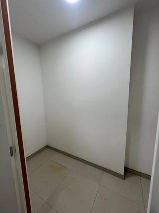 <br />Nieuwbouwappartement met twee slaapkamers.<br /><br />Ligging: het appartement is gelegen aan het Moederplein op een goede locatie met vlotte verbindingen naar de uitvalswegen en nabij openbaar vervoer (treinstation Lier) en winkels.<br /><br />Indeling: een inkomhal, een praktische hedendaagse keuken met een zonneterras, een ruime woonkamer met een leuk terras, twee ruime slaapkamers en een mooi ingerichte badkamer met inloopdouche. Ook is er op het gelijkvloers voor de huurder een ruime berging voorzien. Aan de autostaanplaats is er een laadpaal (nog te plaatsen) en een kleine berging met een stopcontact voor het ev laden van fietsbatterij.<br /><br />Omschrijving: Dit splinternieuwe appartement met veel lichtinval, zowel in de leefruimte als in de slaapkamers, ademt licht, netheid en comfort uit.<br />Het appartement voldoet aan de modernste eisen qua energie (warmtepomp/vloerverwarming en verluchting (D). In de ondergrondse parkkeerplaats is er een grote gemeenschappelijke fietsstalling.<br />Ter verwelkoming zijn alle muren en plafonds al geschilderd in een grondlaag, de deuren en de deurlijsten zijn geschilderd in wit 9010 (eierschaal) in grond en eind-laag. Ook is er in alle ruimtes al verlichting geplaatst. <br />EPC is aangevraagd, het wordt A+<br />Oppervlakte : 95 m2 + 12 m2 terras.<br /><br /><br /><br />