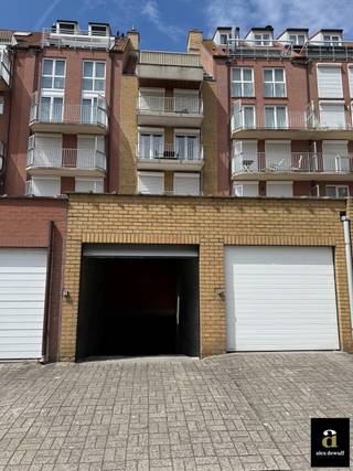 Garage box with spacious storage room, located at S. Dupuistraat 22, close to Rubens Square. The garage box is situated on level -1 and is accessible via the rear of the building. The clear height is 2.02 m, with the narrowest passage measuring 2.26 m. Inside, the box is 2.80 m wide and 9.35 m deep. An additional storage room of approximately 10 sqm next to the garage box is included.