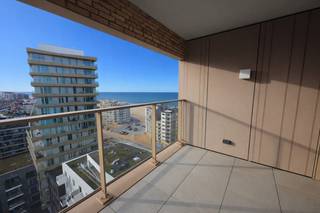 Rêvez-vous de vivre au bord de la mer, entouré de lumière, de soleil et d’espace ? Alors cet exceptionnel appartement d’angle avec vue latérale sur la mer et vaste terrasse ensoleillée est exactement ce que vous recherchez. Cet appartement élégant, doté d’un label énergétique PEB A, offre un cadre de vie confortable et de grande qualité sur la côte.<br />Grâce à son orientation plein sud, vous profitez du soleil tout au long de la journée, avec une magnifique vue latérale sur la mer et un panorama unique sur l’arrière-pays. Une combinaison idéale de calme, d’ouverture et d’expérience côtière.<br /><strong>Disposition</strong>
<ul>
	<li><span>Hall d’entrée avec placards intégrés et toilettes séparées</span></li>
	<li><span>Toilettes invités séparées</span></li>
	<li><span>Séjour lumineux avec espace salle à manger, où l’intérieur et l’extérieur se fondent harmonieusement grâce aux larges baies vitrées</span></li>
	<li><span>Cuisine ouverte moderne, entièrement équipée d’appareils de qualité : réfrigérateur, congélateur, four, four à micro-ondes, lave-vaisselle et vastes plans de travail</span></li>
	<li><span>Deux chambres à coucher spacieuses, avec armoires encastrées</span></li>
	<li><span>Grand débarras avec raccordement pour machine à laver</span></li>
	<li><span>Débarras privatif dans l’immeuble, idéalement situé à proximité de l’ascenseur</span></li>
</ul>
<strong>Atouts supplémentaires</strong>

<ul>
	<li><span>Possibilité d’acquérir un emplacement de parking dans l’immeuble, à proximité immédiate de l’ascenseur</span></li>
	<li><span>Chauffage par le sol dans l’ensemble de l’appartement</span></li>
	<li><span>Local à vélos commun spacieux</span></li>
</ul>
<strong>En résumé</strong>

<ul>
	<li><span>Superbe appartement d’angle avec vaste terrasse ensoleillée</span></li>
	<li><span>Orientation sud avec vue latérale sur la mer</span></li>
	<li><span>Vue panoramique sur l’arrière-pays</span></li>
	<li><span>Deux chambres à coucher spacieuses</span></li>
	<li><span>Cuisine moderne entièrement équipée</span></li>
	<li><span>Débarras dans l’immeuble</span></li>
	<li><span>Emplacement de parking en option</span></li>
	<li><span>Économe en énergie (PEB A)</span></li>
	<li><span>Vente sous le régime des droits d’enregistrement</span></li>
</ul>
Cet appartement est un véritable joyau sur la côte, idéal pour ceux qui recherchent confort, tranquillité et finitions haut de gamme dans un cadre unique.<br /><strong>Intéressé(e) ?</strong><br />Contactez-nous rapidement pour plus d’informations ou pour organiser une visite, par e-mail à <strong>nicolas@jolieinvest.be</strong> ou par téléphone au <strong>0495/50.69.20</strong>.<br />Cet appartement unique est une opportunité rare sur la côte — ne la laissez pas passer.<br /> 