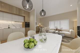 Interesse? Meer informatie op www.SWEVERS.be. - Dit karaktervolle appartement op de tweede verdieping in de Minderbroedersstraat 48 in hartje Hasselt biedt 91 m² bewoonbare oppervlakte, met een ruime leefruimte van 24,82 m², een aparte keuken en 2 slaapkamers. Gebouwd in 1937, maar voorzien van nieuwe pvc-ramen met hoogrendementsglas (2025). Het appartement is op te frissen en biedt veel potentieel voor persoonlijke inrichting of waardeverhogende renovatie.<br /><br />De topligging in het centrum van Hasselt betekent dat winkels, restaurants en openbaar vervoer op wandelafstand liggen. Het gebouw beschikt over een lift. Momenteel is het appartement verhuurd aan 625 euro/maand zonder gemeenschappelijke kosten. Kortom is dit een uitstekende investering of een ideale eerste eigen stek aan een zeer aantrekkelijke aankoopprijs. <br /><br />Plan snel een bezichtiging en laat je betoveren door de talloze mogelijkheden van deze woning! Wij helpen je maar al te graag verder tijdens een persoonlijke rondleiding. tel. 011 255 155. Bron bewoonbare oppervlakte: EPC – verslag.