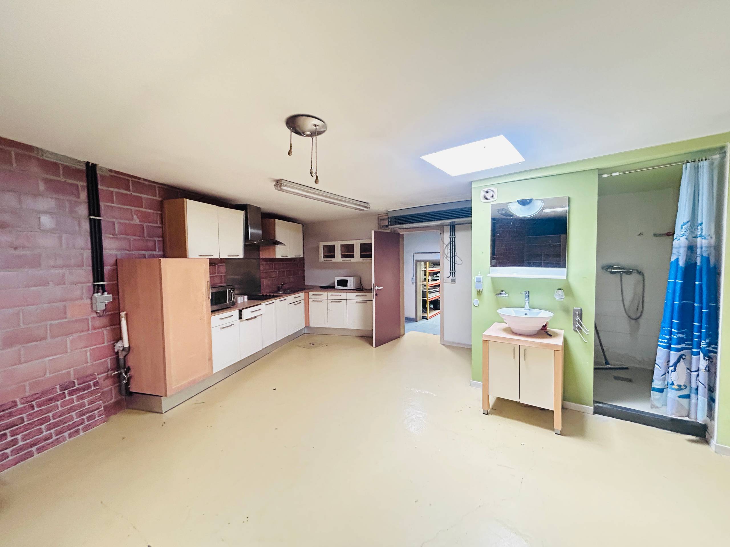Ruim handelspand met 3 appartementen - foto 4