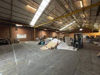 Magazijnruimte van ca. 950 m² met kantoorruimte van 100 m², gunstig gelegen langs de Schoolstraat en vlot bereikbaar via de N46.Achteraan bevindt...