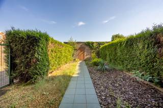<p>Gelijkvloers appartement met tuin en garagebox aan het RoozemaaiPark.<br />Centraal gelegen, op wandelafstand van winkels, scholen en openbaar vervoer.<br />Indeling: inkomhal, leefkamer op laminaat, ingerichte keuken met enkele toestellen, berging/technische ruimte, badkamer met douche en bad, 2 slaapkamers (14m2/10m2) waarvan één met toegang tot de tuin, rechtstreekse toegang tot garagebox.<br />Extra's: GARAGEBOX en KELDERBERGING inbegrepen, praktische poortje aan zijkant tuin, rolluiken, goed onderhouden gebouw,...<br />Maandelijkse kosten 90,00 euro/maand (minuterie, lift, water, syndicus,...) + reservefonds.</p><p>Info/bezoek: 03 283 83 00 - noord@sinjoor.be</p>