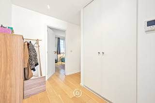 In het hart van Brussel, op een toplocatie nabij de Kunstberg en de Zavel, bevindt zich dit charmante appartement met een bewoonbare oppervlakte van ongeveer 66m². Dankzij de doordachte indeling, de aangename lichtinval en de centrale ligging vormt dit appartement een ideale uitvalsbasis voor wie comfortabel wil wonen in de hoofdstad.<br /><br />Het appartement verwelkomt u via een inkomhal met apart gastentoilet. De ruime leefruimte biedt voldoende plaats voor een gezellige zit- en eethoek en sluit aan op de volledig uitgeruste keuken. Verder beschikt het appartement over een slaapkamer, een badkamer. Mogelijkheid tot het huren van een parkeerplaats. <br /><br />EPC: C + <br />Provisie gemeenschappelijke lasten: €105/maand. Provisie water en verzekering: €40/maand. <br /><br />De buurt combineert het bruisende stadsleven met een rijk cultureel aanbod. Musea, galerijen, winkels, restaurants en gezellige cafés bevinden zich op wandelafstand. Bovendien zorgen de uitstekende verbindingen met het openbaar vervoer voor een vlotte bereikbaarheid van alle delen van de stad.