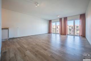 <strong>De ligging</strong><br />Dit appartement is gelegen in de Sint-Janslaan te Kortrijk, op <strong>wandelafstand van het shoppingcenter 'K In Kortrijk</strong>', de <strong>Veemarkt </strong>alsook de <strong>Grote Markt</strong> van Kortrijk. Kortom, talloze winkels, horecazaken alsmede overige faciliteiten zijn allen te voet bereikbaar! Het openbaar vervoer stopt letterlijk aan de overkant van de straat, het <strong>station </strong>van Kortrijk bereikt u op amper 8 min. wandelen. Tevens is het op- &amp; afrittencomplex van de E17 op ca 10 min. rijden gelegen. Kortom, <strong>werkelijk een toplocatie</strong>!<br /><br /><strong>Het appartement</strong><br />Het appartement is gelegen op de 3de verdieping van 'Residentie De Wijngaard - blok 1' en kijkt uit vanuit de woonkamer en het terras op de <strong>gemeenschappelijke binnentuin</strong> van de residentie. Er zijn ondermeer 2 slaapkamers ter beschikking, een ruime en lichtrijke woonkamer met open keuken voorzien van alle hedendaagse toestellen alsook badkamer met inloopdouche en badkamermeubel. Tevens zijn er een <strong>ondergrondse kelderberging</strong> alsmede <strong>autostaanplaats </strong>inbegrepen in de huur.<br /><br /><strong>Indeling</strong><br />Inkom - apart toilet - berging - ruime woonkamer met open keuken - terras - slaapkamer 1 - slaapkamer 2 en badkamer;<br />Privatieve kelderberging en autostaanplaats in het kelderverdiep.<br /><br /><strong>Kenmerken</strong><br />- Bouwjaar 2018;<br />- Bewoonbare oppervlakte: 84 m² + 7 m² terras;<br />- CV op aardgas;<br />- EPC: 39 kWh/m² jaar - label A.<br /><br /><strong>Troeven</strong><br />- Recent en instapklaar appartement!<br />- Topligging!<br />- Energiezuinig!<br /><br />Beschikbaarheid: onmiddellijk / overeen te komen<br /><br /><span>Gemeen. kosten: 50.00 EUR / maand</span><br /><br />Voor meer informatie of een bezoek ter plaatse reageer via het contactformulier of stuur naar info@hckinvest.be