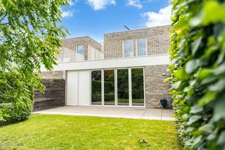 <p>Te koop: instapklare gesloten woning in Buggenhout, gebouwd in 2018, met 4 slaapkamers, een dakterras en tuin</p>

<p>Deze recente woning biedt een zorgeloze start dankzij haar instapklare staat. Met een oprit voor twee wagens, een garage, een zonnige tuin en een dakterras geniet u van zowel comfort als buitenruimte. Gelegen in een rustige groene buurt, maar toch dichtbij openbaar vervoer, treinstation en invalswegen, combineert deze woning het beste van twee werelden.</p>

<p>Belangrijkste ruimtes:<br />• Ruime woonkamer (34 m²) met veel lichtinval<br />• Eetkamer (15 m²) aansluitend op de keuken<br />• Keuken (9 m²) volledig uitgerust met ingebouwde toestellen en ontbijthoek<br />• 4 slaapkamers (6 m², 17 m² en twee overige)<br />• Badkamer (8 m²) met inloopdouche, ligbad en dubbele wastafel<br />• Garage (17 m²) met automatische poort<br />• Berging (4 m²) en inkomhal (13 m²) met vestiaire en ingemaakte kasten<br />• Terras (18 m²) en tuin (100 m²)</p>

<p>Troeven:<br />• Instapklare recente woning met 4 slaapkamers<br />• Oprit voor twee wagens, garage, tuin en dakterras<br />• Rustige groene buurt nabij voorzieningen</p>

<p>Neem vandaag nog contact op met uw ERA-makelaar voor een bezoek.JOUW DROOMHUIS. ZO GEVONDEN!</p>