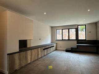 Te huur: dit hoogwaardig afgewerkt appartement is gelegen op een toplocatie, midden in het centrum van Hoogstraten.De leefruimte vormt een echte...