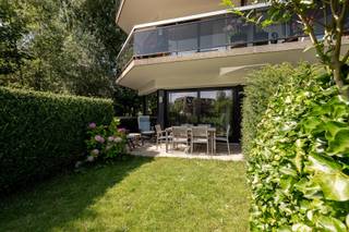 <strong>EXCLUSIEF TE KOOP: Comfortabel gelijkvloers appartement centraal in het Zoute</strong><br /><br />Zonnig tuin appartement met twee ruime slaapkamers, waaronder een master bedroom met veel ingemaakte kasten en toegang tot het terras achteraan. 2 badkamers waarvan 1 met bad en 1 met douche. Tweede slaapkamer. Het appartement is voorzien van uitgeruste keuken, een een ruime living met veel natuurlijk licht uitgevend op het aangename terras en het tuintje rondom.<br />Privatieve kelder en mogelijkheid tot aankoop van een garagebox in de residentie.<br /><br />Perfect voor wie op zoek is naar comfort en gemak op één niveau.<br /><br />EPC: 247 kWh/m²/jaar - UC: 3573795-RES-2