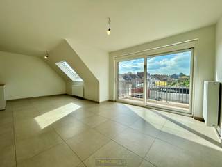 Dit INSTAPKLAAR en ENERGIEZUINIG appartement (BJ. 2019) bevindt zich op de derde verdieping van een modern appartementsgebouw en beschikt over een gemeenschappelijke lift. Het appartement is IDEAAL GELEGEN in het centrum van Ronse, op wandelafstand van winkels, openbaar vervoer en scholen. Het pand beschikt over een ZUIDGERICHT TERRAS en een privé STAANPLAATS.<br /><br />De indeling is als volgt: inkomhal, LICHTRIJKE WOONKAMER met OPEN INGERICHTE KEUKEN, 1 VOLWAARDIGE SLAAPKAMER, een moderne badkamer, afzonderlijk toilet, praktische berging en RUIM TERRAS. <br /><br />Adres: Engelsenlaan 10 bus 0301, 9600 Ronse<br />Beschikbaar vanaf 1 januari 2027<br />Huurprijs: €700,00/ maand + €50/ maand syndic <br />EPC: 73 kWh/m²