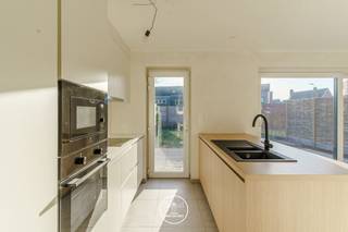 <div><strong>LIGGING</strong></div>
<br />Dit nieuwbouwproject langs de Cooppallaan, vlakbij het centrum van Wetteren, biedt 9 energiezuinige woningen in een hedendaagse architecturale stijl.<br />Geniet van de perfecte balans tussen wonen en bereikbaarheid dankzij de uitstekende verbindingen naar Gent en Brussel via de E40 en de Brusselsesteenweg. <br />Alle faciliteiten zoals winkels, scholen, recreatie en openbaar vervoer zijn binnen handbereik.<br /><br /><strong>PROJECT EN AFWERKING</strong><br /><br />De woningen worden opgeleverd met een hoogwaardige afwerking en kwaliteitsmaterialen.<br />Elke woning beschikt over vloerverwarming via een warmtepomp (met passieve koeling), een ventilatiesysteem D en een aangelegde buitenruimte.<br />Het project biedt een mix van gesloten en halfopen woningen met 3 of 4 slaapkamers, een private berging en parkeermogelijkheden zoals staanplaatsen of carports.<br />Uw nieuwe thuis beschikt bovendien over een privaat terras en tuin, ideaal om te ontspannen met familie en vrienden.<br /><br /><strong>VOORDEEL VAN 6%-BTW</strong><br /><br />Profiteer van het verlaagd BTW-tarief van 6% indien u aan de voorwaarden voldoet.<br />Nieuw voor investeerders : het 6% BTW-tarief geldt nu ook voor aankopen die gedurende 15 jaar verhuurd worden (onder de toepasselijke wettelijke voorwaarden). Dat verlaagt de aankoopkost en kan uw netto-rendement aanzienlijk verbeteren.<br /><br />Wees er snel bij en grijp nu nog deze unieke kans!<br /><br />Bel Kevin voor meer informatie: <strong>0476 66 55 50</strong><br /><br />(Oppervlakte geraamd, sommige foto’s zijn referentiebeelden.)