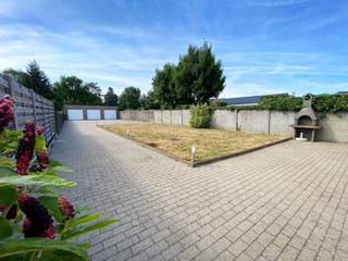 Afgesloten garage gelegen nabij het centrum van Geel.<br /><br />Huurwaarborg: 300 euro (via Korfine)<br />Huurprijs: 100 euro per maand<br /><br />De garage is onmiddellijk beschikbaar.<br /><br />Wenst u meer info?<br />U kan ons bereiken via verhuur@vastengoed.be of via 014/ 72 73 74.