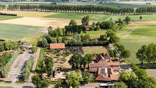 Op de grens met België en Nederland, in Eede, staat het gekende restaurant-feestzaal 'De Kreeke' te midden van de Biezenpolder. De zaak is...