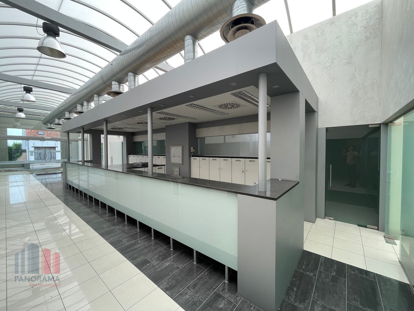 MULTIFUNCTIONEEL BEDRIJFSGEBOUW BESTAANDE UIT SHOWROOM/KANTOOR/MAGAZIJN - foto 4