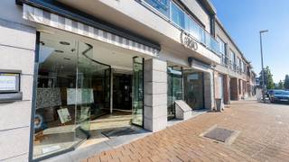 Deze veelzijdige woning is centraal gelegen in Lendelede op een perceel van ca. 430 m² en beschikt over een royale bewoonbare oppervlakte van ca. 349 m², een handelsruimte van ca. 110 m² en 3 slaapkamers. Dankzij de centrale ligging bevinden diverse handelszaken, voorzieningen en parkeermogelijkheden zich in de nabije omgeving en zijn steden zoals Izegem, Kortrijk en Roeselare vlot bereikbaar. Rond 2000 werd het volledige pand grondig gestript en totaal gerenoveerd, waarbij ook de handelsruimte van ca. 110 m² volledig werd vernieuwd/heropend. Op het gelijkvloers bevindt zich de ruime handelsruimte met inpandige etalage, ideaal voor commerciële activiteiten, kantoor, praktijk, vrij beroep,... Aansluitend is er een kelder, een bureau met afzonderlijk toilet en een (eerste) lichtrijke keuken met zitruimte en toegang tot de tuin. De woonst beschikt over een afzonderlijke zijdeur/ingang. Op de eerste verdieping bevindt zich een 2de ruime leefruimte met open, geïnstalleerde eiken keuken en aansluitend een lichtrijk bureau, dankzij de aanwezige dakvensters. Vanuit zowel de keuken als het bureau is er toegang tot het terras met zonneluifel en trap naar de tuin. Verder bevinden zich op deze verdieping een slaapkamer en een ruime badkamer, uitgerust met een vernieuwde douche, ligbad, dubbele wastafel en toilet. Op de tweede verdieping zijn er nog twee ruime slaapkamers, een afzonderlijk toilet en een praktische zolderberging. De geïsoleerde zolder is bereikbaar via een uittrektrap en biedt bijkomende bergruimte. Buiten geniet u van een aangename tuin met terrassen en vijverpartijen. Daarnaast beschikt de eigendom over twee zeer ruime en degelijk gemetste bijgebouwen. Kom dit vrijblijvend eens bekijken door contact op te nemen met maggie@vastgoednorman.be (0479402404). Ieder bod vanaf 335.000 euro is welkom.