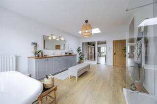 Spacious and characterful home just steps from the bustling center of Mechelen.With 225 m² of living space and 398 m² of land, this is the ideal...