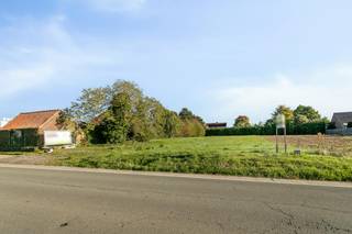 Deze bouwgrond is gelegen op een perceel van 778 m² en bevindt zichop een gunstige locatie vlak aan de oprit van Waregem. <br /><br />Het perceel is geschikt voor het oprichten van één nieuw te bouwen open bebouwing (ééngezinswoning) met als nevenbestemmingen: kantoorfunctie, dienstverlening, vrije beroepen en handel mits de woonfunctie blijft behouden als hoofdfunctie en de complementaire functie een geringere<br />oppervlakte beslaat dan de woonfunctie.<br /><br />Interesse in deze bouwgrond te koop in Waregem? Contacteer ons via 056 605 605 of waregem@dewaele.com<br /><br />Bestuursmaatregelen in het maatregelenregister: in aanvraag
