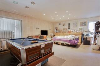 Af te werken open bebouwing met volgende eigenschappen:<br /><br />` ruime bewoonbare oppervlakte<br />` gedeeltelijk aangelegde tuin<br />` gelegen in een straat met enkel plaatselijk verkeer<br />` in de nabijheid van winkels, scholen, diverse eetgelegenheden, ...<br />` vlotte verbinding met centrumsteden Hasselt en Genk<br /><br />Indeling:<br /><br />Niveau -1<br />kruipkelder<br /><br />Niveau 0<br />inkomhal met gastentoilet, woon/eetkamer, leefkeuken met toegang tot de veranda, berging met douche, polyvalente ruimte die bereikbaar is via de tuin, tuinhuis met lounge<br /><br />Niveau +1<br />nachthal, in te richten badkamer, drie ruime slaapkamers, linnenkamer, toilet<br /><br />Benieuwd naar de mogelijkheden die deze woning te bieden heeft?<br />Vraag uw bezichtiging aan via immo@confideo.be of op het nummer 012 23 23 11.