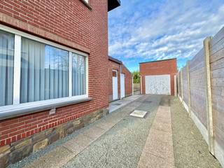 Deze halfopen bebouwing is gelegen in een aangename en rustige straat in Assenede, met winkels, scholen en openbaar vervoer op wandel-...