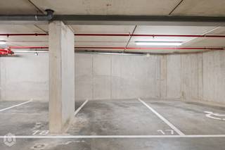 Op een uitstekende plaats in centrum van Mechelen bevindt zich deze ondergrondse staanplaats (-2) in de recente residentie 'Diependael'. De parkeerplaats bevindt zich op amper 350m van de Ijzerenleen en 600m van de Grote Markt wat het zeer interessant maakt als investering. De parking is te betreden met een autolift.<br /><br />Grijp nu uw kans en contacteer ons voor meer informatie op 0480 66 14 77.