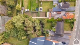 Deze op te frissen woning met 3 SLPKS (mogelijkheid 4/5), 2 garages, grote tuin en volledig onderkelderd biedt veel mogelijkheden.ONTDEK DE...