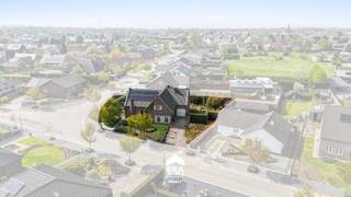 <p>Deze instapklare woning gelegen aan de Natterveld 58 in Kinrooi bevindt zich in een rustige, groene omgeving en combineert landelijke charme met een vlotte bereikbaarheid. Hier woon je in alle rust, met alle voorzieningen en verbindingswegen binnen handbereik.</p>

<p>De woning werd grondig gerenoveerd met hoogwaardige materialen. Ze beschikt over een bewoonbare oppervlakte van 248 m² op een mooi perceel van 997 m². Binnenin geniet je van een warme, hedendaagse afwerking met veel lichtinval. Op de verdieping bevinden zich 4 ruime slaapkamers, terwijl het gelijkvloers extra mogelijkheden biedt met een bureau, ideaal voor thuiswerk. De gezellige, aangelegde tuin met veranda vormt een echte meerwaarde om in de zomer volop te genieten.</p>

<p><strong>Enkele troeven:</strong></p>

<p>• Instapklare woning in uitstekende staat, recent vernieuwd dak en keuken<br />• 4 volwaardige slaapkamers + bureau op het gelijkvloers<br />• Energiezuinig met dubbele hoogrendementsbeglazing, isolatie en zonnepanelen<br />• Aangename tuin met veranda, perfect voor ontspanning<br />• Verwarming op gas met warmtepompboiler en airconditioning aanwezig<br />• Rustige ligging in het hart van Kinrooi, nabij scholen en voorzieningen</p>

<p><strong>Aarzel niet om een bezoek te plannen en ontdek zelf de charme en het comfort van deze prachtige woning.</strong></p>