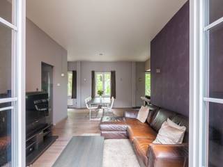 <strong>Ruime triplex met drie slaapkamers en polyvalente ruimte in het historisch centrum, met zicht op de Lieve.</strong><br /><br />In de omgeving van het Prinsenhof, één van de meest gegeerde wijken van Gent, bevindt zich deze triplex met authentieke voorgevel. U woont hier in een historische en sfeervolle buurt, op wandelafstand van het centrum, winkels, horeca en openbaar vervoer.<br /><br />De leefruimte bevindt zich op de eerste verdieping en omvat vooraan een ingerichte keuken met eetplaats. Achteraan bevindt zich de gezellige zithoek, die uitgeeft op het zonnige terras.<br /><br />Op de bovenste verdieping vindt u twee volwaardige slaapkamers en een derde, kleinere kamer die perfect dienst kan doen als dressing of kinderkamer. Verder is er op de nachthal een badkamer voorzien van wastafel, bad, inloopdouche en toilet.<br /><br />Op het gelijkvloers bevinden zich de inkomhal met vestiaire en gastentoilet, evenals een polyvalente ruimte die kan worden ingericht als bureau, hobbyruimte of praktische wasplaats. Vanuit deze ruimte heeft u toegang tot de overdekte stadskoer.<br /><br /><strong>Kortom, een karaktervolle en ruime stadswoning op toplocatie in Gent, ideaal voor wie comfortabel wil wonen in een historische omgeving met alle voorzieningen binnen handbereik.</strong>