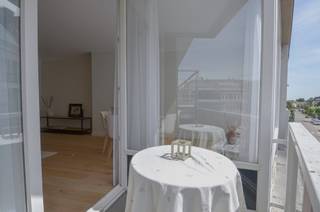 Appartement élégant et entièrement rénové à distance de marche de la mer.<br /><br />Cet appartement intemporel, récemment entièrement rénové, bénéficie d’un emplacement exceptionnel, à deux pas de la mer et du centre commercial. Il a été fini avec des matériaux durables et de haute qualité, ainsi qu’un sens du détail remarquable.<br /><br />Dès l’entrée, vous découvrez un hall élégant avec toilette invités, agrémenté d’un mur arrière en marbre de Carrara, d’un WC suspendu Kartell Laufen en blanc mat et d’un lave-mains Falper avec robinetterie RVB. Le hall dispose également d’armoires encastrées.<br /><br />Le séjour spacieux et lumineux est aménagé avec un parquet en chêne de Studio Piet Boon et une cheminée décorative. De grandes baies vitrées offrent une luminosité optimale et donnent accès à la terrasse ensoleillée à l’avant.<br /><br />La cuisine entièrement équipée, réalisée sur mesure par Decota, est dotée d’un plan de travail et d’une crédence en pierre naturelle Emperador Perla Beige, sablée et brossée. Elle comprend des appareils de qualité, tels que :<br /><br />un lave-vaisselle A+++ avec technologie de séchage au zéolite (vaisselle extra sèche), particulièrement silencieux et pilotable via l’application Home Connect ;<br /><br />un four combiné vapeur encastré avec fonction fullSteam, sonde de température à cœur, capteur de cuisson, nettoyage hydraulique et commande via l’application Home Connect.<br /><br />Une buanderie pratique avec raccordements pour machine à laver et sèche-linge est également présente, ainsi que des prises intégrées, coax et UTP de « rond by prado ».<br /><br />L’appartement dispose d’une chambre principale avec armoires encastrées et accès à la terrasse située à l’arrière, ainsi que d’une deuxième chambre. La salle de douche moderne est élégamment aménagée avec des matériaux haut de gamme.<br /><br />Enfin, une cave privative spacieuse et un local à vélos commun facilement accessible complètent cet appartement.