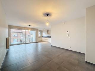 Ruim appartement (90m²) met twee ruime slaapkamers, terras en kelderberging gelegen op de eerste verdieping. Zeer energiezuinig, nabij het centrum van Veurne en op wandelafstand van het station en winkels. De aangename stad Veurne is gelegen op 6 km van de kust en is vlot bereikbaar via de autosnelweg E40.INDELING:> Eerste verdieping:- Inkom met gastentoilet;- Ruime, lichtrijke leefruimte met open ingerichte keuken;- Moderne keuken voorzien van keramische kookplaat, combi-oven, spoelbak, dampkap en ingebouwde koelkast met vriesvak;- Badkamer met inloop douche, wasmeubel met dubbele lavabo en extra handdoekradiator;- Slaapkamer 1 (12,3m²);- Slaapkamer 2 (13,5m²);- Terras aan de voorkant van het appartement.Kelderverdieping:- Kelderberging;- Ondergrondse staanplaats;- Gemeenschappelijke fietsenberging.TROEVEN:- Energiezuinig (EPC A!);- Op wandelafstand van het stadscentrum en station;- TOPlocatie;- Geschikt als eigen bewoning of investering.