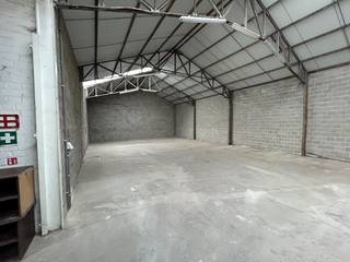 Het magazijn (Unit E van 193 m² + kantoor van 40 m² + 520 m² buitenopslag + 181 m² overdekte opslag) kan gebruikt worden als opslagruimte...