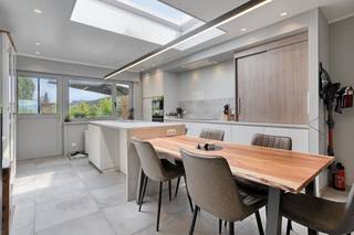 Cette maison bien entretenue et techniquement entièrement conforme est située dans un endroit facilement accessible à Heule, le long de la Steenstraat. Grâce à son aménagement pratique, ses espaces de vie spacieux et son espace extérieur agréable, cette propriété est une maison familiale idéale.Disposition : Rez-de-chaussée : - Espace de vie - Cuisine entièrement équipée - Salle de bain avec baignoire, douche, toilettes et meuble vasque - Jardin confortable avec terrasse et coin salon confortable- Couloir de rangement, idéal pour le rangement Premier étage :- 2 chambres spacieuses Deuxième étage - Espace mansardé spacieux, idéal comme troisième chambre, salle de loisirs ou espace de rangement Techniquement, la maison est en excellent état et répond à toutes les exigences de conformité en vigueur, ce qui garantit un achat sans souci.Registre des mesures: non