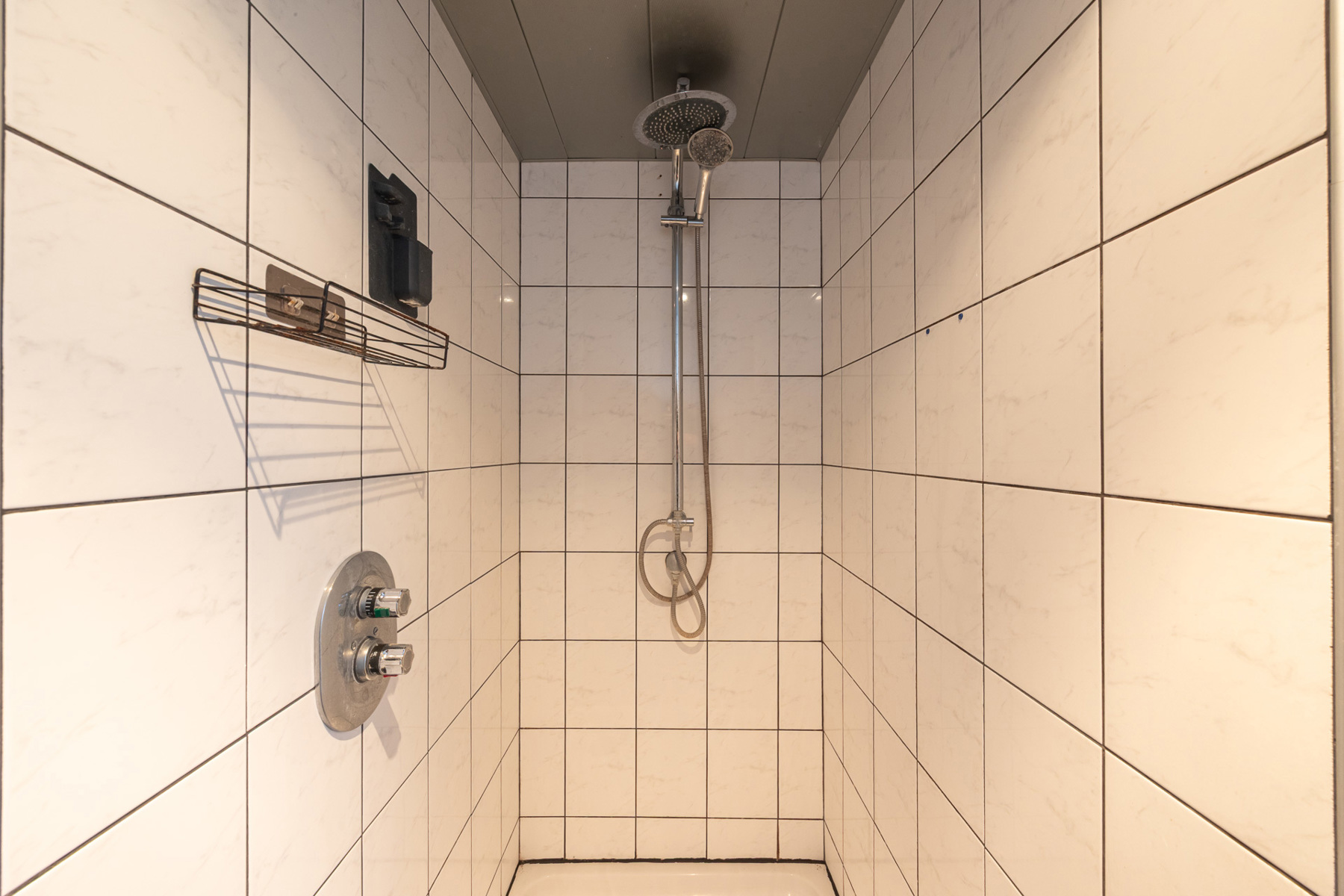 Gezellige halfopen bel-étage met garage, oprit en zonnige tuin in Hoevenen! - foto 4