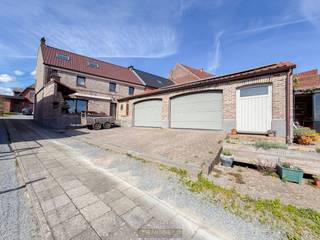 Ruime GEZINSWONING met 4 SLAAPKAMERS, DUBBELE GARAGE en ZUIDGERICHTE TUIN, nabij het CENTRUM van Zottegem. Deze verzorgde woning combineert RUST, RUIMTE en een VLOTTE BEREIKBAARHEID naar winkels, scholen en belangrijke invalswegen. Met een BEWOONBARE OPPERVLAKTE van ca. 217 m², 2 INGERICHTE BADKAMERS, PRAKTISCHE INDELING, GUNSTIG EPC-LABEL C en 9 ZONNEPANELEN biedt deze woning alle comfort voor een zorgeloos gezinsleven. U wordt verwelkomd in een RUIME OPEN LEEFRUIMTE die aansluit op de ingerichte keuken, aangevuld met een apart gastentoilet, vestiaire en toegang tot de kelder. Via de hal bereikt u de berging/wasplaats en de gelijkvloerse badkamer. Op de eerste verdieping bevinden zich 3 VOLWAARDIGE SLAAPKAMERS en een tweede ingerichte badkamer. De zolderverdieping, bereikbaar via een VASTE TRAP, omvat een ruime 4DE SLAAPKAMER en een extra bergruimte die eenvoudig kan worden ingericht als 5DE SLAAPKAMER. Buiten geniet u van een ZONNIG TERRAS, een GEZELLIGE ZUIDGERICHTE TUIN en een DUBBELE GARAGE met voldoende parkeer- en bergruimte.<br /><br /><br />Adres: Brakelstraat 58 te Zottegem<br /><br />G-score en P-score B, Geen renovatieverplichting, bestuursmaatregelen in maatregelenregister: Nee