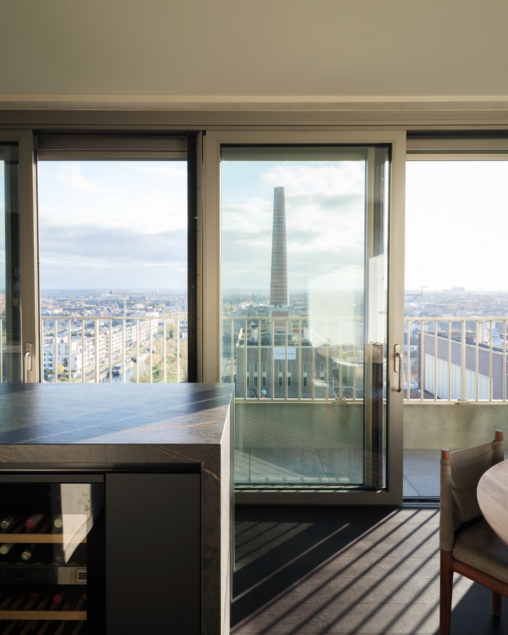 Luxe penthouse (bj. 2021) met twee kamers en een uitzonderlijk terras met panoramisch zicht over Gent en zijn torens. - photo 4
