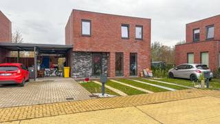 <p>Bij ImmoFusion 7/7 “open huis” : klik op onze 3D-TOUR.<br />Ervaar vastgoed alsof je er zelf doorloopt!</p>
<p>Stap binnen in deze quasi-nieuwe woning (2021) gelegen in een rustige doodlopende straat in Balen. Met drie ruime slaapkamers, een grote open keuken en een volledig omheinde tuin, biedt deze woning het ideale comfort voor gezinnen of koppels die houden van ruimte en rust. Het energiezuinige pand (EPC-label A) en de moderne afwerking maken het plaatje compleet.</p>
<p>Bij binnenkomst in de ruime inkomhal vind je links een gastentoilet en rechts de open leefruimte. De trap naar de bovenverdieping ligt centraal, waardoor de indeling praktisch en overzichtelijk blijft.</p>
<p>De lichte open leefruimte vormt het hart van de woning en nodigt uit tot gezellig samenzijn. Links bevindt zich de ruime zithoek, terwijl rechts de grote keuken met half eiland en veel bergruimte perfect aansluit op de eetruimte. Door de grote ramen is er overvloedig daglicht en een mooi zicht op de volledig omheinde tuin achteraan.</p>
<p>Op de bovenverdieping bevinden zich drie comfortabele slaapkamers, elk voorzien van veel lichtinval, en de badkamer met inloopdouche, dubbele wasbak en tweede toilet. Het dak is plat en volledig geïsoleerd, terwijl alle ramen en deuren uitgevoerd zijn in onderhoudsvriendelijk PVC dubbel glas.</p>
<p>Buiten vind je een carport en een volledig omheinde tuin, ideaal voor kinderen, huisdieren of gezellige momenten buiten. De woning staat op een perceel van 303 m², met een straatbreedte van 11 meter, en biedt zowel privacy als een open gevoel.</p>
<p>Gelegen in een rustige woonwijk, biedt de woning de perfecte combinatie van rust en bereikbaarheid. Snelwegen en lokale voorzieningen zijn vlot bereikbaar, terwijl de doodlopende straat maximale veiligheid en stilte garandeert.</p>
<p><strong>Pluspunten:</strong></p>
<ul>
<li>Quasi-nieuwbouw (2021)</li>
<li>3 slaapkamers</li>
<li>Grote open keuken met half eiland</li>
<li>Rustige woonwijk in doodlopende straat</li>
<li>Energiezuinig (EPC A)</li>
<li>Volledig omheinde tuin</li>
<li>Carport aanwezig</li>
</ul>
<p>Voor een bezichtiging ter plaatse of meer info, bel ons op 078/78.78.70, of kom gewoon binnen op ons kantoor, steeds welkom!</p>