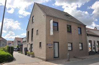 <p><span>MODERN APPARTEMENT IN STABROEK MET UITSTEKENDE AFWERKING</span></p><p><span> </span></p><p><span>Dit prachtige appartement van 131 m² is gevestigd in Stabroek en biedt een perfecte combinatie van modern comfort en stijlvolle inrichting. Het eigendom beschikt over een zeer goed onderhouden, eigentijdse infrastructuur.</span></p><p><span> </span></p><p><span>De open, lichtrijke leefruimte combineert een zeer goed uitgeruste keuken voorzien van hoogwaardige apparatuur en een praktische eiland opstelling die het hart van de woning vormt.</span></p><p><span>Het pand beschikt over een zeer goed ingerichte badkamer met moderne armaturen, uitgerust met een inloopdouche, ligbad wastafel en toilet. op de eerste etage bevindt zich tevens een ruime berging/wasplaats. </span></p><p><span>Op de bovenste verdieping treffen we twee ruime slaapkamers, een tweede toilet en bergruimte aan.</span></p><p><span> </span></p><p><span>Een van de grootste sterke punten is het zeer ruime en zonnige dakterras (28m²) grenzend aan de living. Het terras heeft uitzicht op de omgeving en biedt een ideale ruimte om van het buitenleven te genieten.</span></p><p><span> </span></p><p><span>De locatie biedt uitstekende toegang tot alle voorzieningen in de buurt.</span></p><p><span> </span></p><p><span>Extra's</span><span> : aparte inkomhal, onderbuur is een kinesitherapie (geen bewoning), zuidwest oriëntatie, parkeergelegenheid, 10 zonnepanelen, elektrisch te bedienen rolluiken, airco, e-peil = A</span></p>