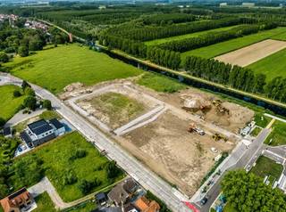 <strong><u>WERKEN ZIJN OPGESTART - 40 % VERKOCHT!!</u></strong> - Dit nieuw te ontwikkelen KMO-project omvat <strong>16 moderne KMO-units</strong> met oppervlaktes van <strong>235 tot 426 m²</strong>, die desgewenst <strong>samengevoegd kunnen worden tot grotere entiteiten</strong>. Het project is gelegen in <strong>Moerbeke</strong>, op slechts <strong>4 km van de E34-verbinding Antwerpen – Zelzate – Maldegem – Knokke</strong>, en geniet van een uitstekende bereikbaarheid.<br />Elke loods wordt uitgevoerd met hoogwaardige materialen.<br /><br />De constructie bestaat uit een <strong>staalstructuur met betonnen wanden en sandwichpanelen</strong>, een <strong>polybetonvloer</strong>, een <strong>automatische sectionaalpoort</strong> en een <strong>lichtstraat</strong> voor natuurlijke lichtinval. De nutsvoorzieningen zoals <strong>elektriciteit, stadswater en internetbekabeling</strong> worden tot in de unit binnengebracht. Daarnaast is elke unit voorzien van een <strong>regenwaterput van 5.000 liter</strong>, zijn <strong>afvoeren voor een toilet</strong> voorzien en worden de <strong>brandvoorzieningen deels door de verkoper aangelegd</strong>. De <strong>binnenhoogte bedraagt ca. 6,8 tot 7 meter</strong>.<br />De site biedt bovendien <strong>uitstekende toegankelijkheid en ruime manoeuvreermogelijkheden</strong>.<br /><strong>Unit A1</strong>
<ul>
	<li><span>oppervlakte: <strong>ca. 426 m²</strong></span></li>
	<li><span>prijs: <strong>€ 595.000</strong></span></li>
	<li><span>exclusief <strong>2 privatieve parkeerplaatsen </strong>aan 5.000 €/parkeerplaats en nutsvoorzieningen</span></li>
</ul>
<strong>Meer info</strong> via e-mail of telefonisch op <strong>0475 32 51 89</strong>.