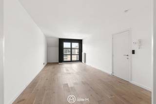 Dit ruime appartement inclusief garage is gelegen aan de Arnold Maastraat 10 bus 9 in Hasselt, op de derde verdieping van een verzorgd appartementsgebouw en vlak buiten de kleine ring van Hasselt.<br /><br />Dankzij deze centrale ligging bereik je snel het stadscentrum en heb je tegelijk een goede verbinding naar de belangrijkste invalswegen. <br /><br />Je komt het appartement binnen via een ruime inkomhal met plaats voor een vestiaire en het gastentoilet.<br />Aan de voorzijde geeft de leefruimte rechtstreeks toegang tot het terras. Aansluitend bevindt zich de keuken, die in 2026 volledig werd vernieuwd. Verder beschikt het appartement over een ruime slaapkamer, een dressingruimte en een badkamer met bad, douche en enkele lavabo. De badkamer werd in 2015 vernieuwd.<br />Er is ten slotte nog een zeer ruime privatieve zolder, ideaal voor extra stockage.<br /><br />Op het gelijkvloers beschik je nog over een afzonderlijke privatieve berging. Aan de achterzijde van het gebouw bevindt zich een privatieve garagebox. De gemeenschappelijke kosten bedragen € 99 per maand.<br /><br /><strong>Troeven:</strong>
<ul>
	<li>Garagebox inclusief</li>
	<li>Centrale ligging in Hasselt, op korte afstand van de kleine ring</li>
	<li>Lift aanwezig</li>
	<li>Keuken vernieuwd in 2026</li>
	<li>Gasketel vernieuwd in 2015</li>
	<li>Zeer ruime zolder</li>
	<li>Privatieve berging</li>
	<li>Ramen vernieuwd in 2015</li>
</ul>
Wil je dit appartement graag zelf ontdekken? Neem contact met ons op via lize@optie-m.be of 0468 21 87 49. <br /><br />Wil je weten wat jouw woning waard is? Contacteer ons via bovenstaande gegevens voor meer informatie.<br />Extra informatie: VG – WG – VV – GMO - GVKR