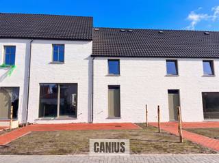 <p><span>WONEN IN DE PAREL VAN HASPENGOUW</span></p><p><span> </span></p><p><span>Wonen in een unieke setting waar heden & verleden elkaar ontmoeten!</span></p><p><span>Overhof is een uitzonderlijk woonproject in het landelijke Hoepertingen, een deelgemeente van de stad Tongeren-Borgloon. Dit kleinschalig project bestaat uit stijlvolle open bebouwingen, afgeschermd achter een geklasseerde vierkantshoeve. Dit alles midden in de natuur. De bakker, de slager, de dokter, de apotheker en winkels liggen allemaal in de nabije omgeving. Voor het meest kostbare goed dien je je woning niet te verlaten, rust!</span></p><p><span> </span></p><p><span>Start fase II</span></p><p><span>De eerste fase bestaande uit dertien stijlvolle open bebouwingen werd succesvol afgerond en is volledig uitverkocht. Momenteel is verkoop van fase II gestart, namelijk de hoeve zelf. Dit houdt de renovatie in van de oude beschermde hoeve die werd opgericht in 1850. Dit vertaalt zich in een uniek plaatje, waarbij de rijke geschiedenis & de authentieke details voelbaar aanwezig zullen zijn. Dit alles in combinatie met hedendaagse technieken. </span></p><p><span> </span></p><p><span>Woning 2 beschikt over 152m² woonoppervlakte en biedt een inkomhal, een apart toilet, een leefruimte met open keuken en een berging. Op de eerste verdieping ontdekken we de nachthal, 3 slaapkamers en een badkamer.</span></p><p><span> </span></p><p><span>Bijkomend beschikt deze woning over een zolder, een private tuin met terras en 2 vaste parkeerplaatsen.</span></p><p><span> </span></p><p><span>KORT SAMENGEVAT</span><span>:</span></p><p><span>Vraagprijs: € 350.000,00</span></p><p><span>Verkoop onder registratierechten (2% of 12%)</span></p><p><span>Parkeerplaatsen inbegrepen in de prijs.</span></p><p><span> </span></p><p><span>Maak kennis met Hoeve Overhof</span></p><p><span>Wonen in een vierkantshoeve te midden van groen en omgeven door boomgaarden?</span></p><p><span>Contacteer de medewerkers van Canius op het nummer 011 74 12 36 of via e-mail <span>info@canius.be</span></span><span> om samen te ontdekken welke woning jouw toekomstige thuis wordt. </span></p><p><span> </span></p><p><span>*Deze gegevens zijn louter ter informatieve titel. De vermelde oppervlaktes zijn slechts een indicatie. Canius Real Estate kan niet verantwoordelijk gesteld worden voor de juistheid van de aan haar verstrekte gegevens. </span></p><p><span> </span></p>