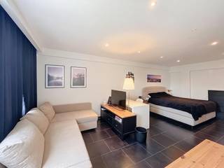 Vous recherchez un endroit confortable et lumineux à deux pas de la vie trépidante de la ville ? Ce studio situé dans la célèbre rue Velodroomstraat à Berchem allie confort de vie et excellente accessibilité.<br /><br />Disposition :<br />- espace de vie<br />- cuisine<br />- salle de bain (douche, lavabo, toilettes et raccordement machine à laver)<br />- balcon <br /><br />Avantages supplémentaires :<br />- brillant<br />- emplacement idéal<br />- excellent score mobile : 9,5/10<br />- ascenseur disponible<br /><br />Les frais fixes mensuels sont de 80 euros par mois pour les frais des parties communes (y compris l'eau et le chauffage).<br /><br />Disponible à partir du 01/10/2026.<br /><br />Ce studio à louer à Berchem vous intéresse ?<br />N'hésitez pas à soumettre une demande de visite via notre site web via la barre rouge qui y est prévue.<br /><br />Vous souhaitez également vendre ou louer votre propriété ? Nous sommes heureux de pouvoir vous aider. Toujours à votre service pour répondre à toutes vos questions sur l'immobilier.<br />